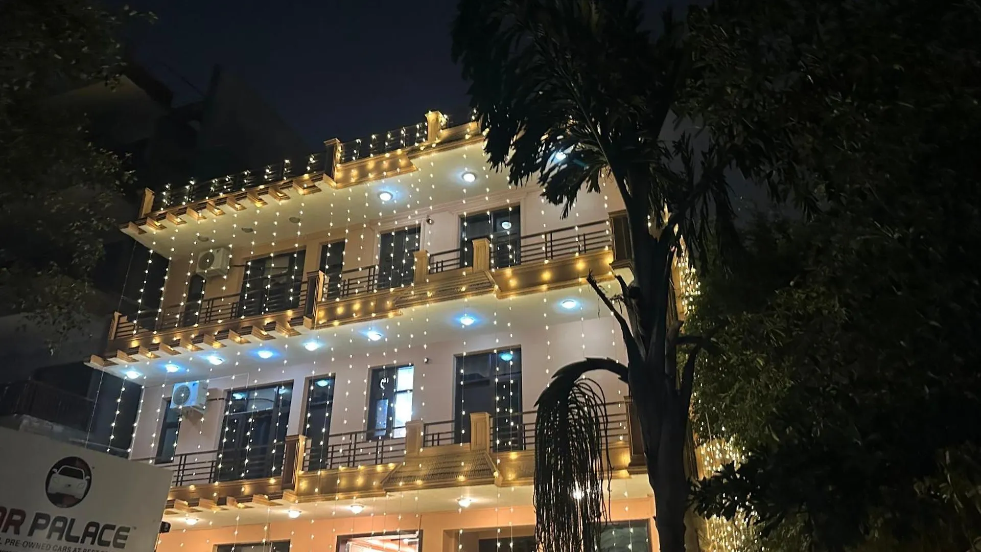 Hotel Luxury Room With Attach Washroom Gurgaon