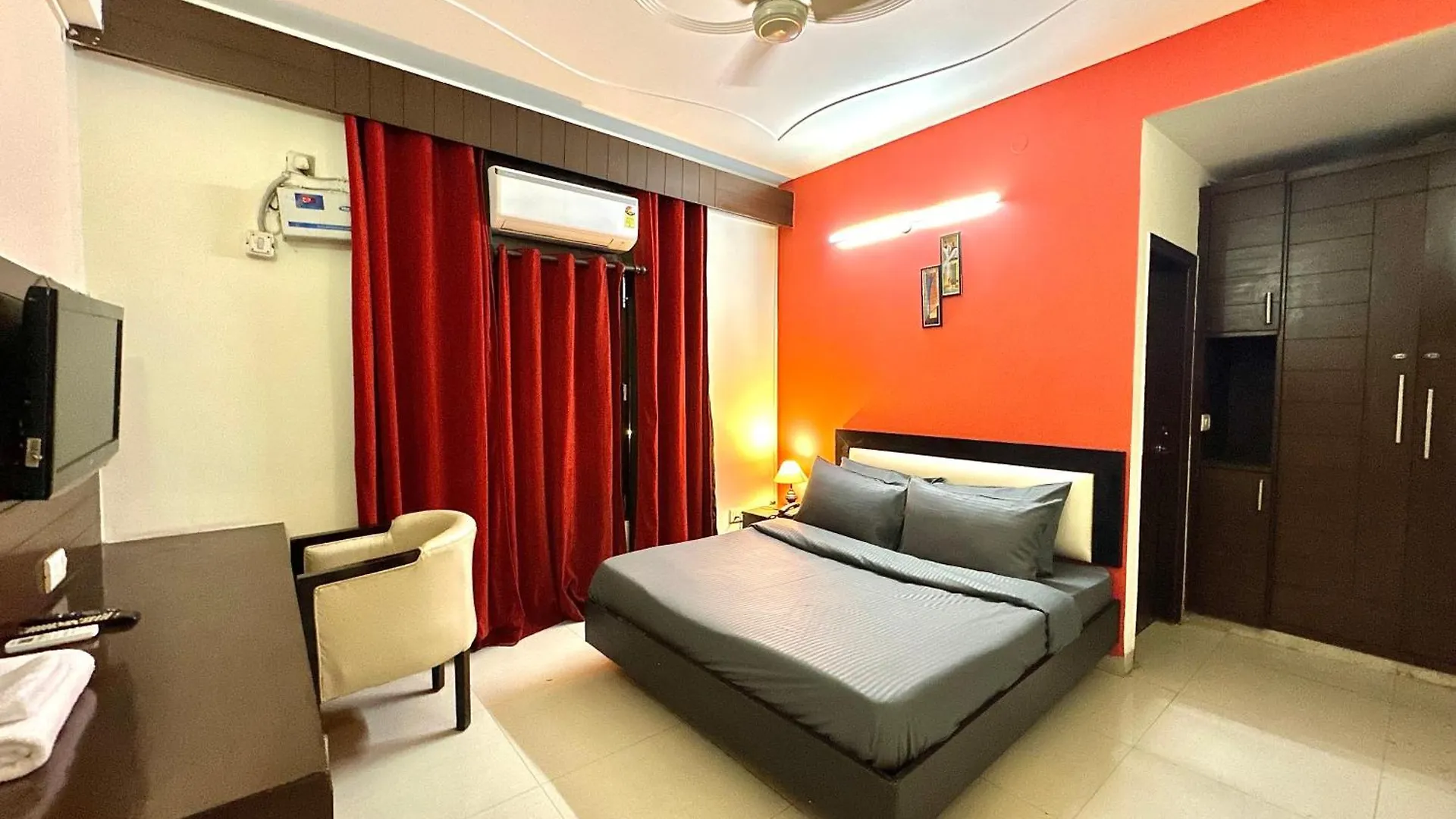 Hotel Luxury Room With Attach Washroom Gurgaon