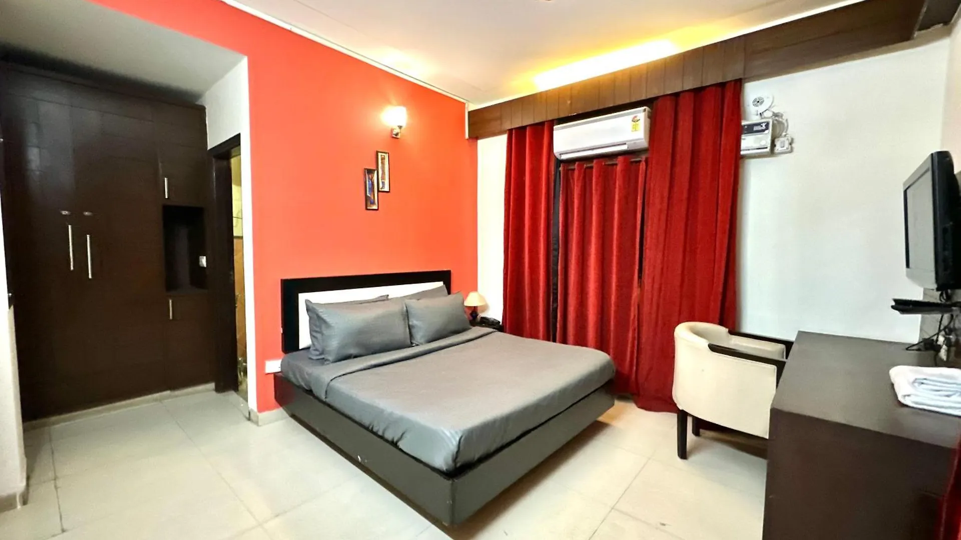 Luxury Room With Attach Washroom Gurgaon Hotel
